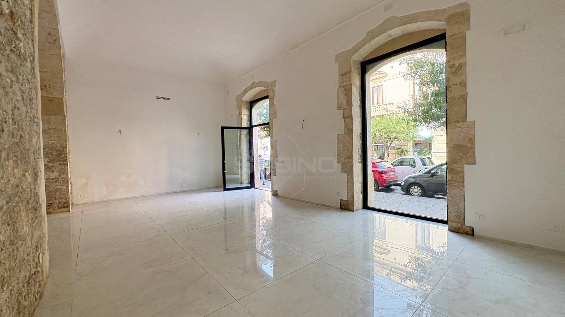 Locale commerciale in affitto a Siracusa, Umbertina