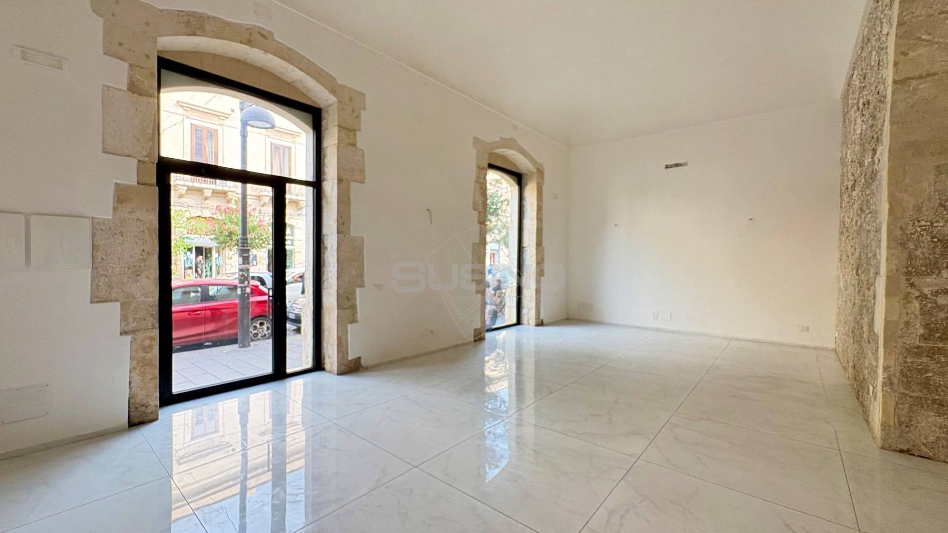 Locale commerciale in affitto a Siracusa, Umbertina