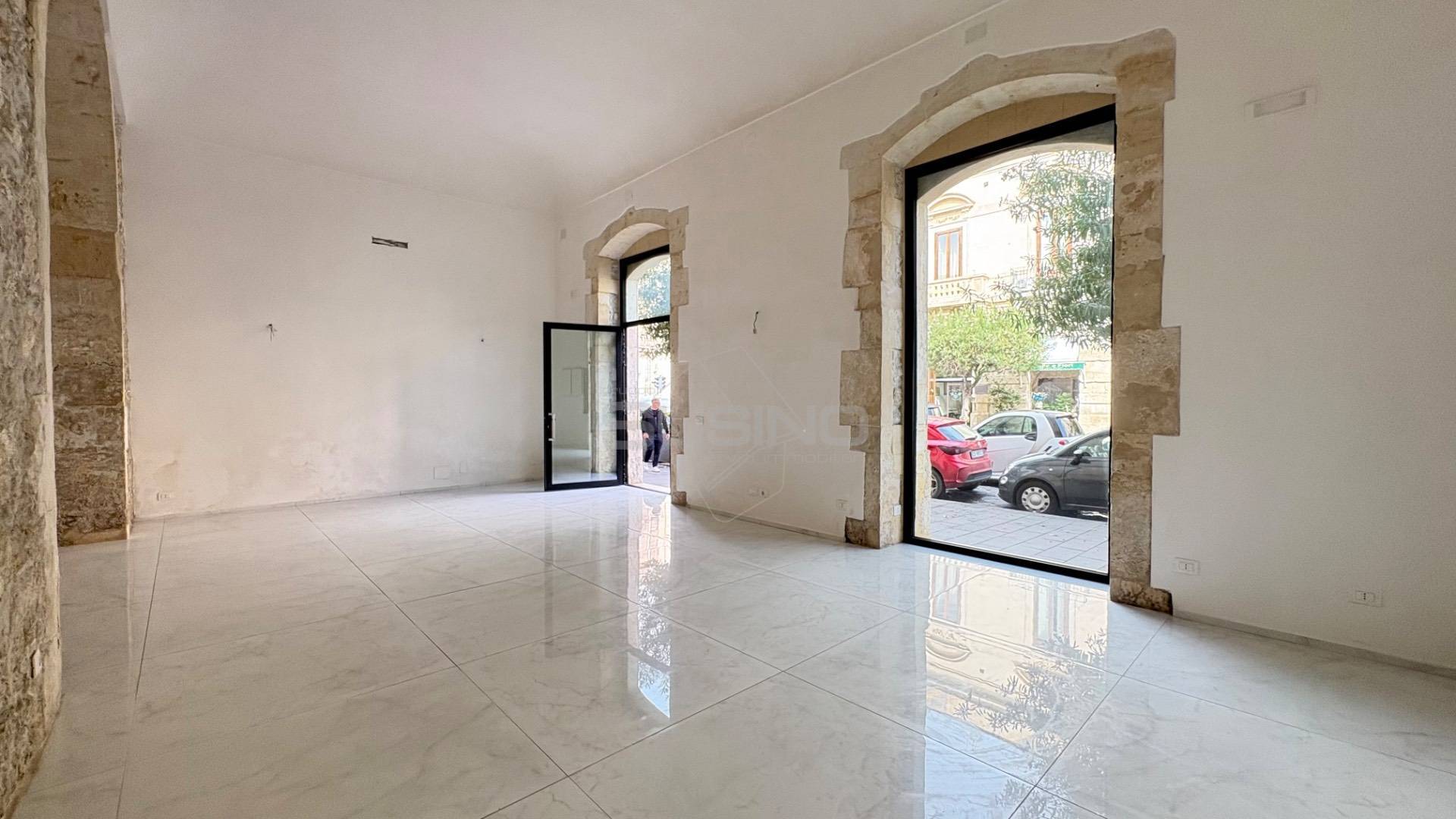 Locale commerciale in affitto a Siracusa, Umbertina