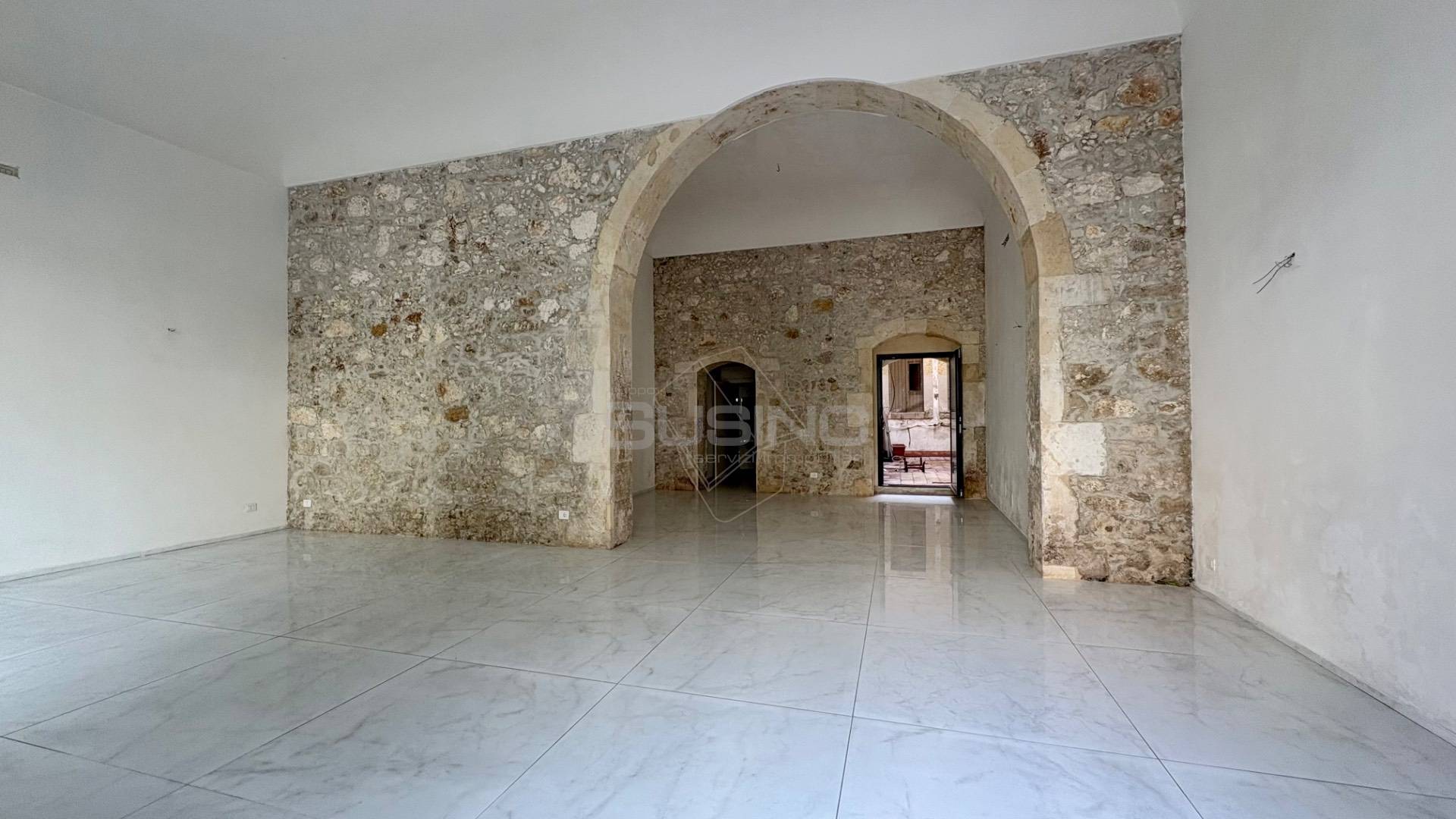Locale commerciale in affitto a Siracusa, Umbertina