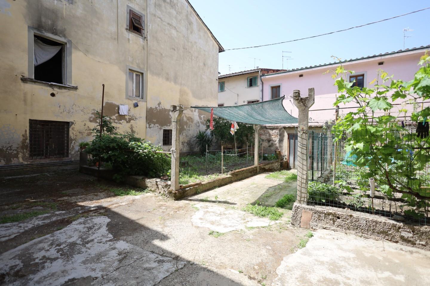 Stabile/Palazzo con giardino a Castelfranco di Sotto