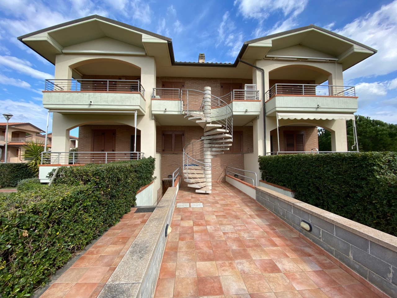 Villa con terrazzo in via litoranea, Follonica