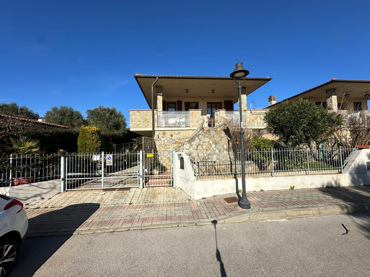 Villa con giardino in via dei pioppi, Follonica