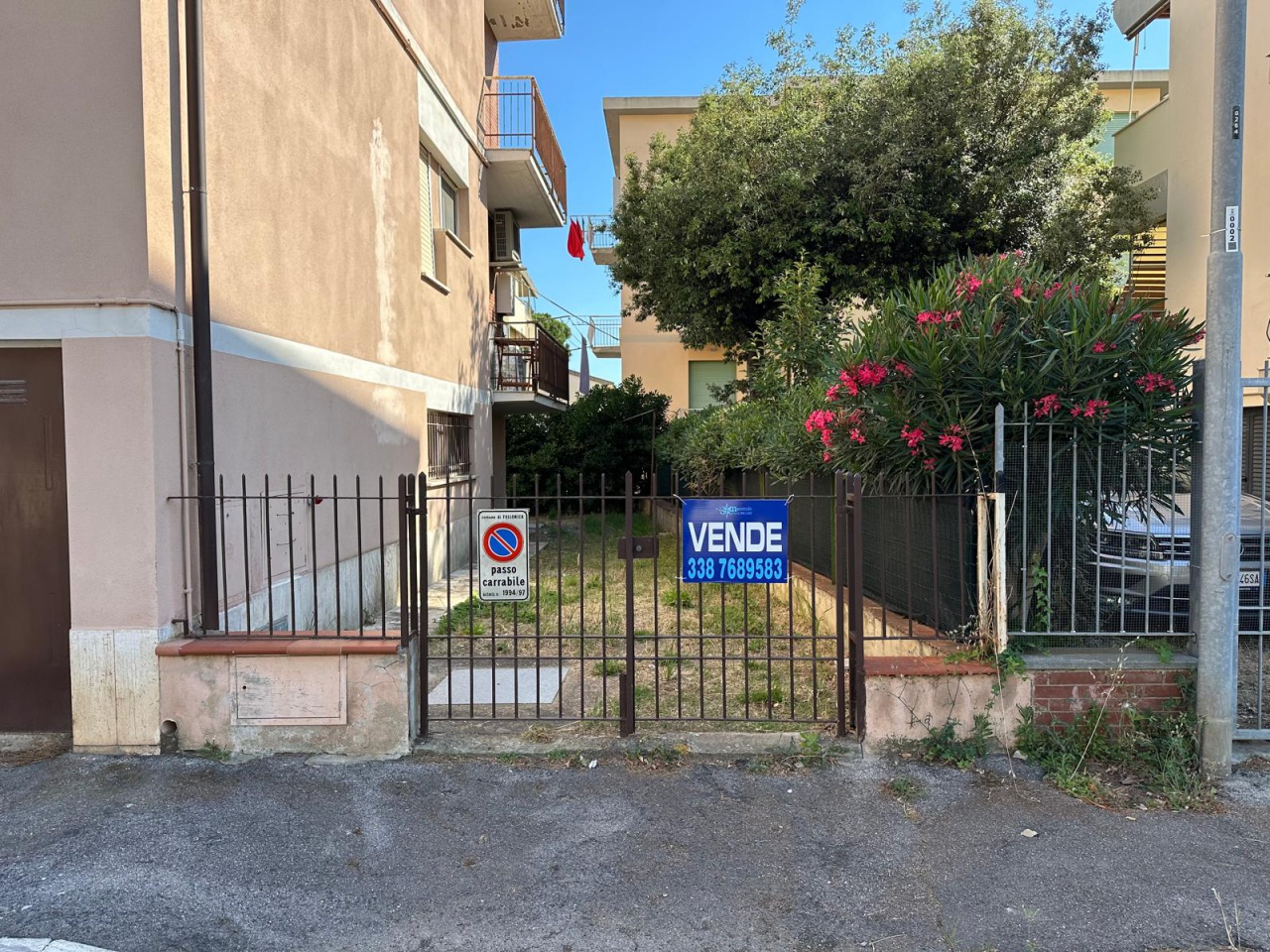 Laboratorio con giardino in via litoranea, Follonica