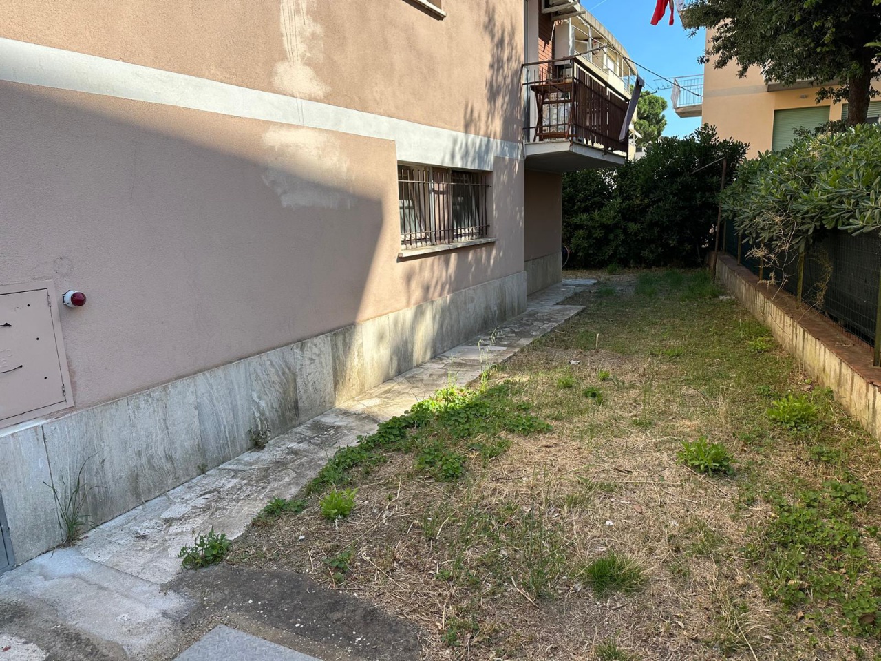 Laboratorio con giardino in via litoranea, Follonica