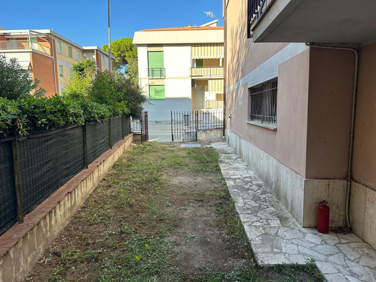 Laboratorio con giardino in via litoranea, Follonica