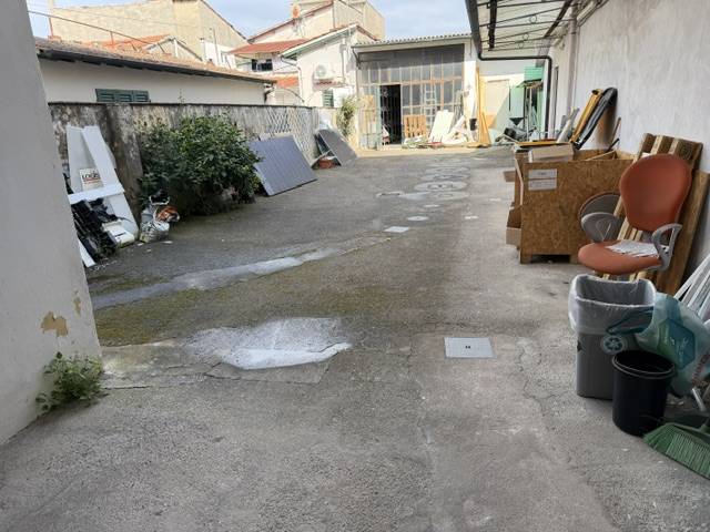 Locale commerciale in vendita a Viareggio, Centro Storico