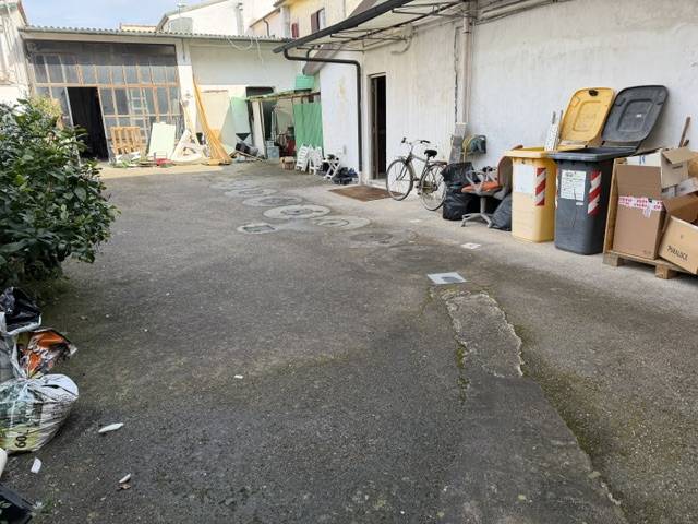 Locale commerciale in vendita a Viareggio, Centro Storico