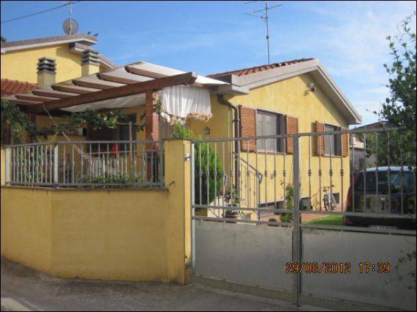 Villa bifamiliare in vendita a Massarosa, Piano di Mommio