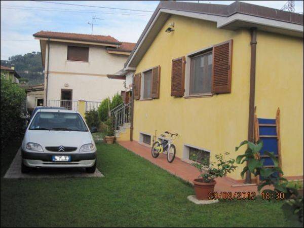 Villa bifamiliare in vendita a Massarosa, Piano di Mommio