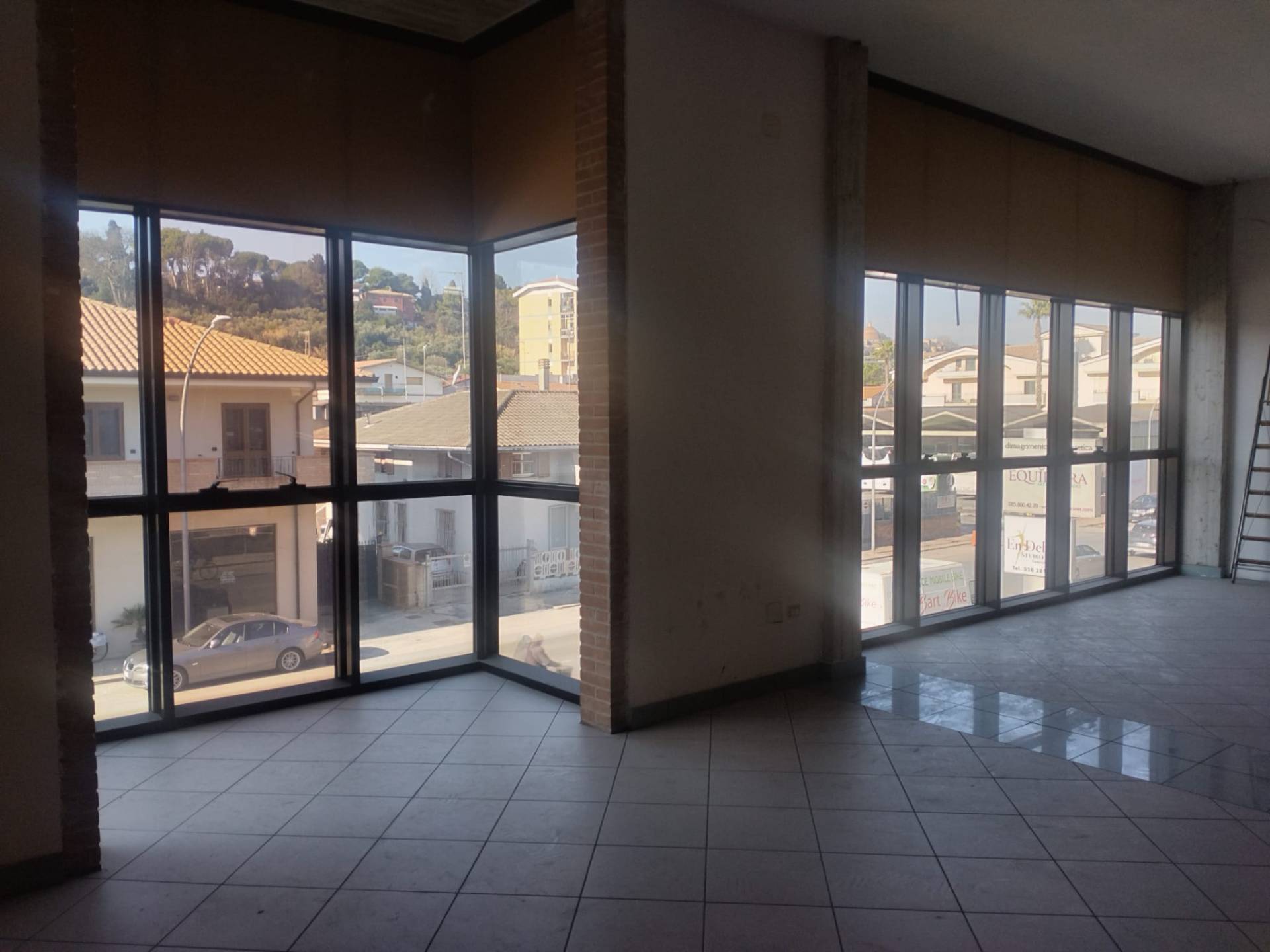 Locale commerciale in vendita a Giulianova
