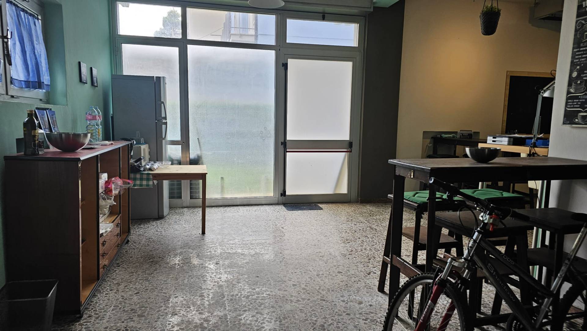 Locale commerciale in vendita a Giulianova, Lido