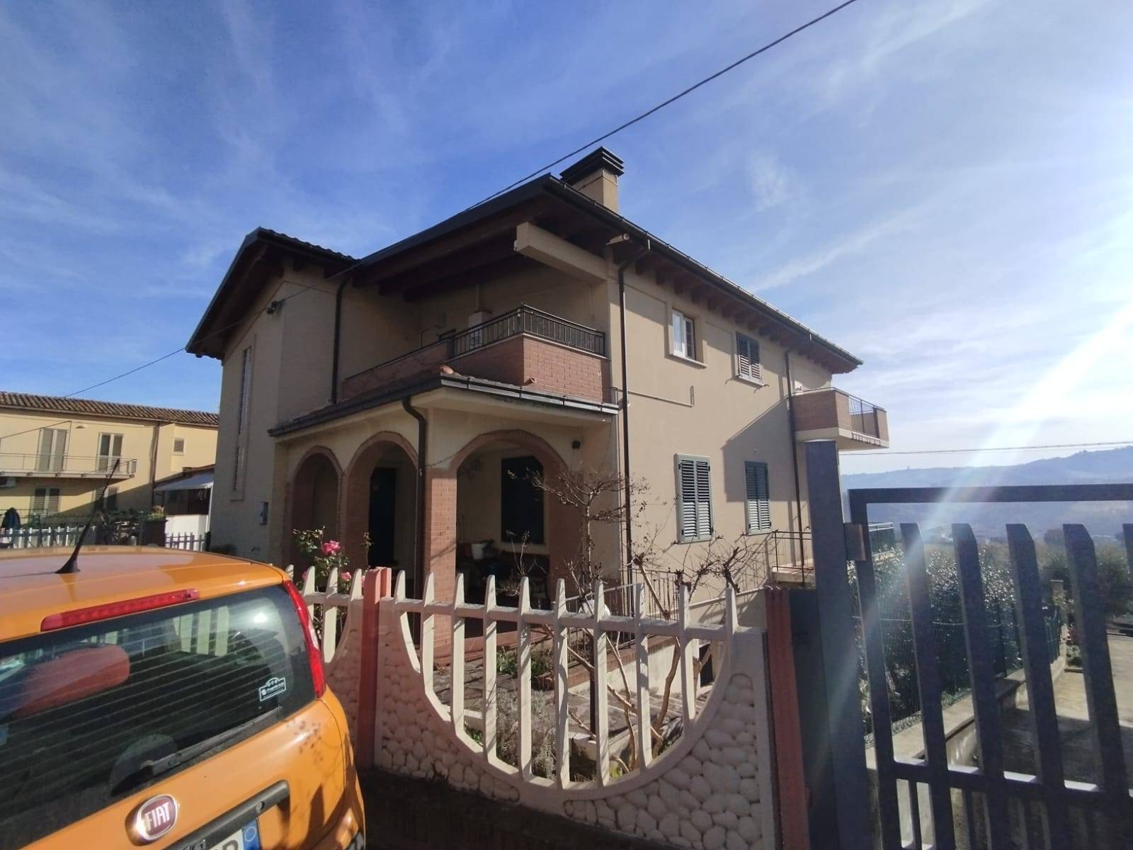 Appartamento con ingresso indipendente in vendita a Teramo, Nepezzano