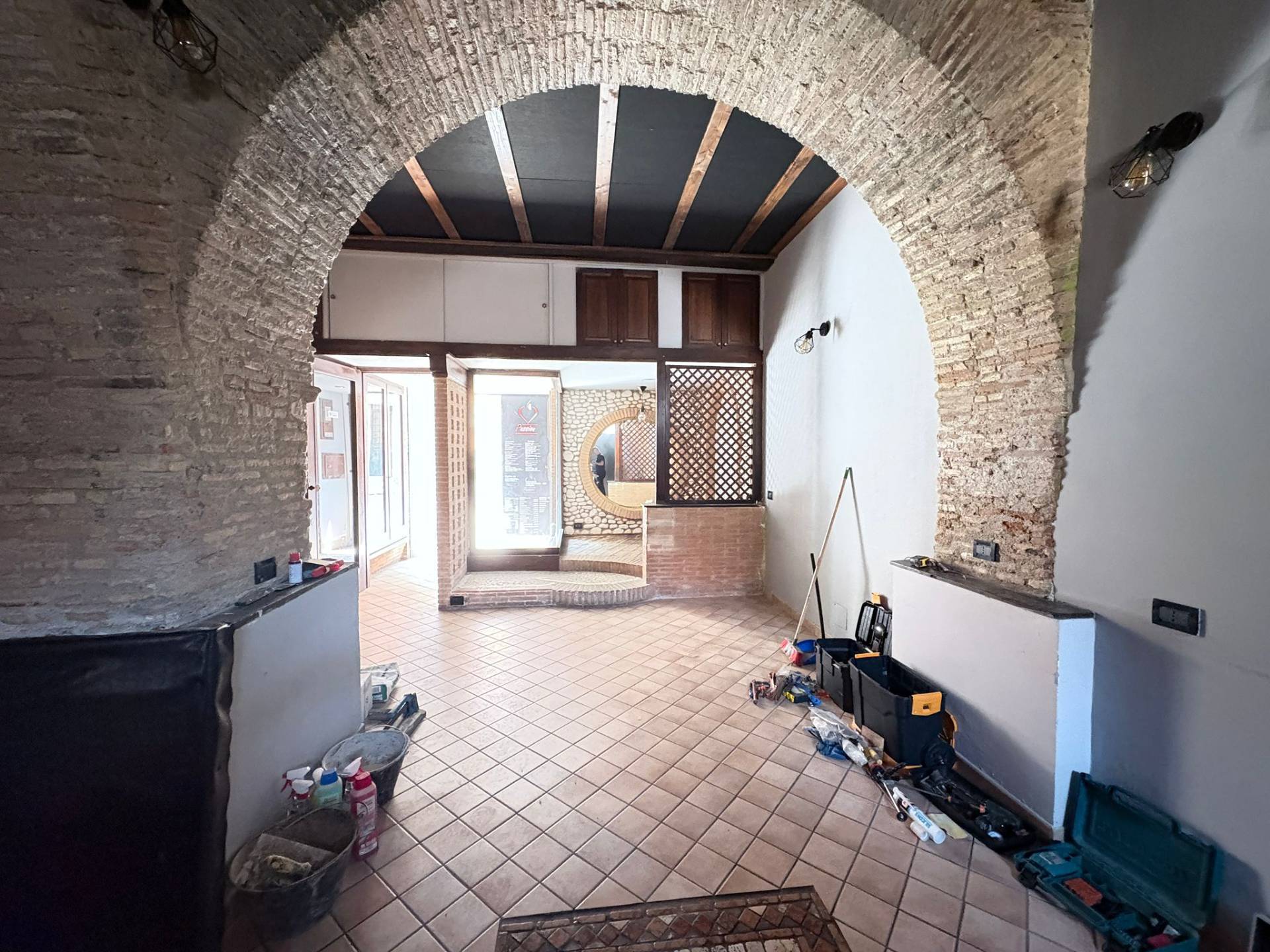Locale commerciale in affitto a Monterotondo, Monterotondo Paese