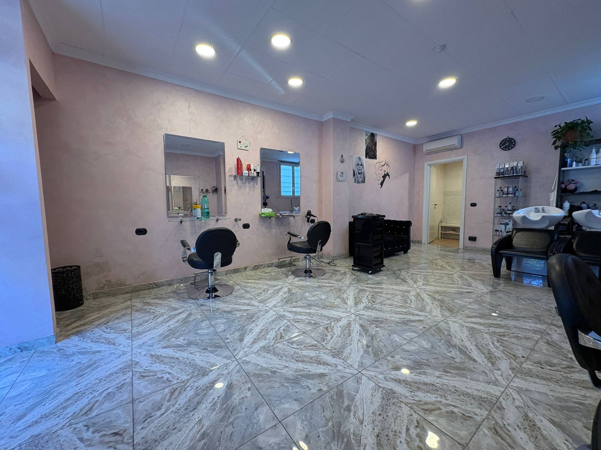 Locale commerciale in affitto a Monterotondo, Monterotondo Paese