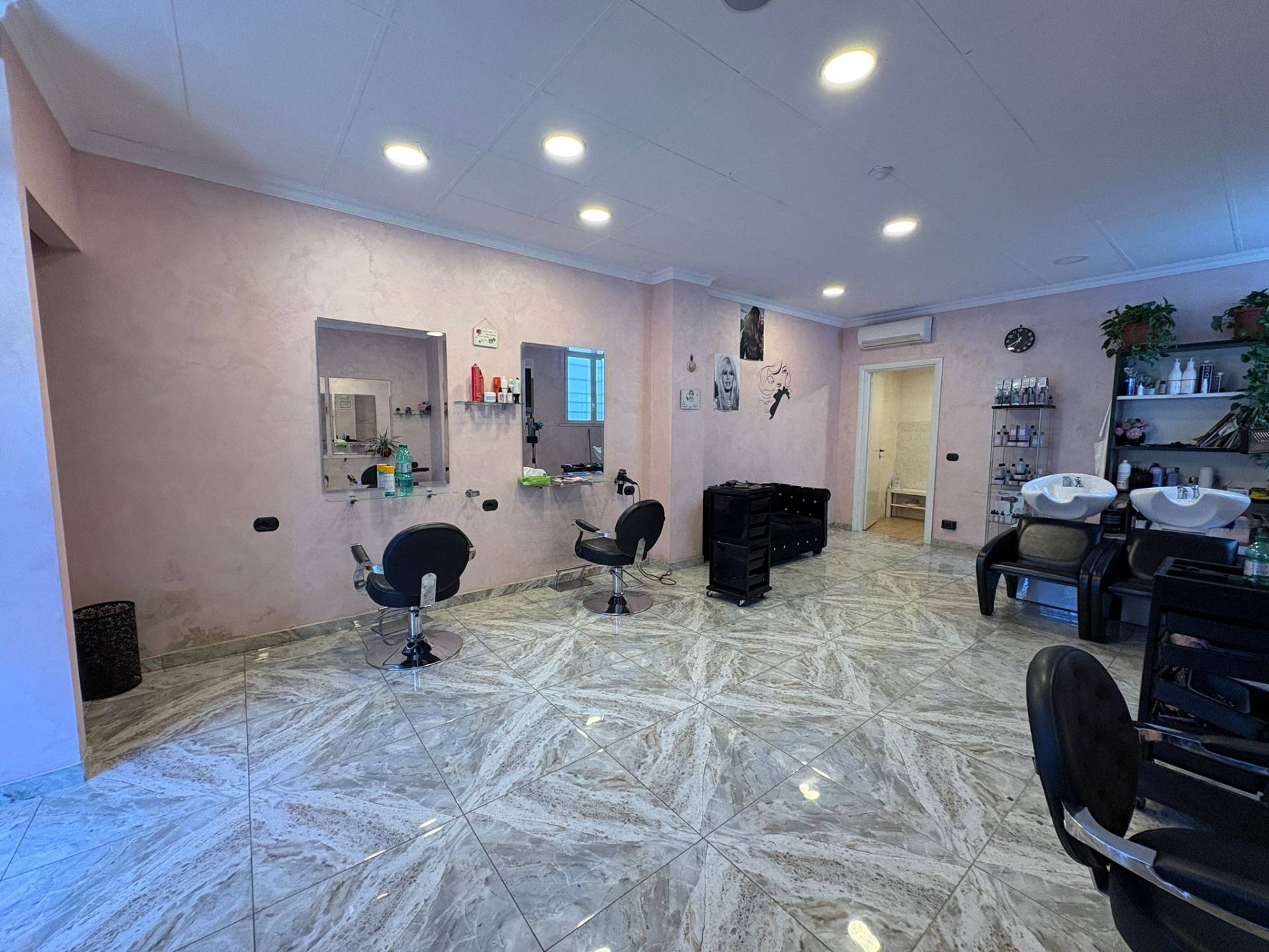 Locale commerciale in affitto a Monterotondo, Monterotondo Paese