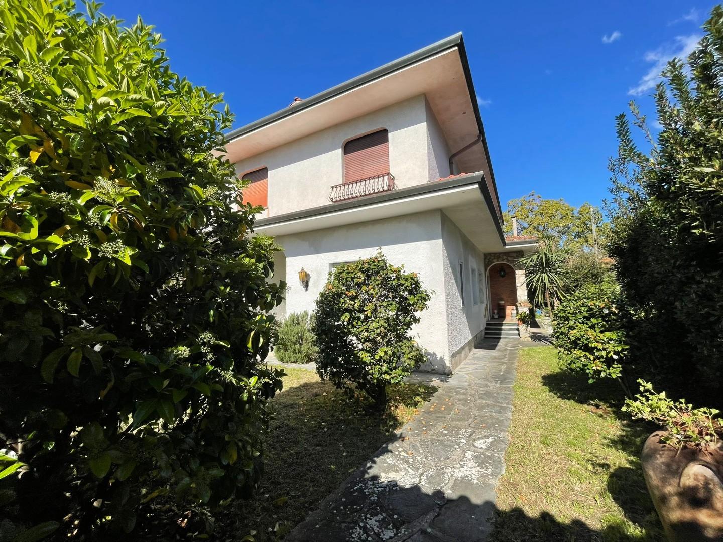 Villa Bifamiliare con giardino a Massa