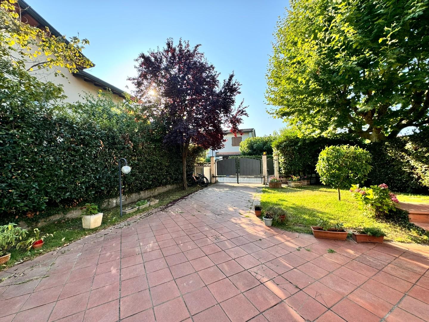 Casa indipendente con giardino, Massa ronchi