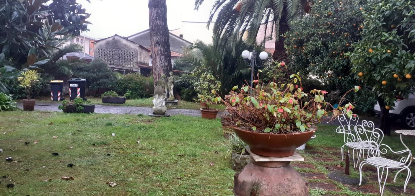 Appartamento con giardino, Carrara avenza