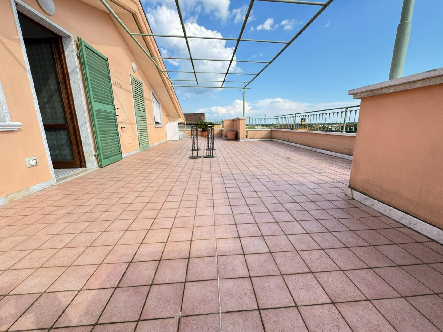 Appartamento con terrazzo, Massa quercioli