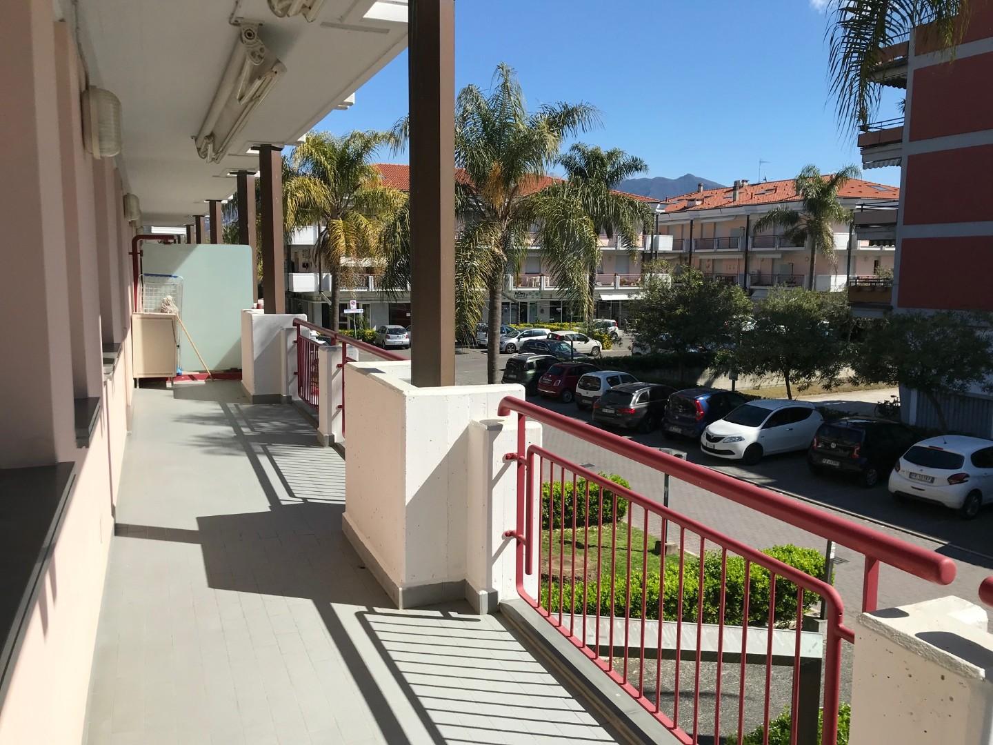 Trilocale con terrazzo, Massa marina di