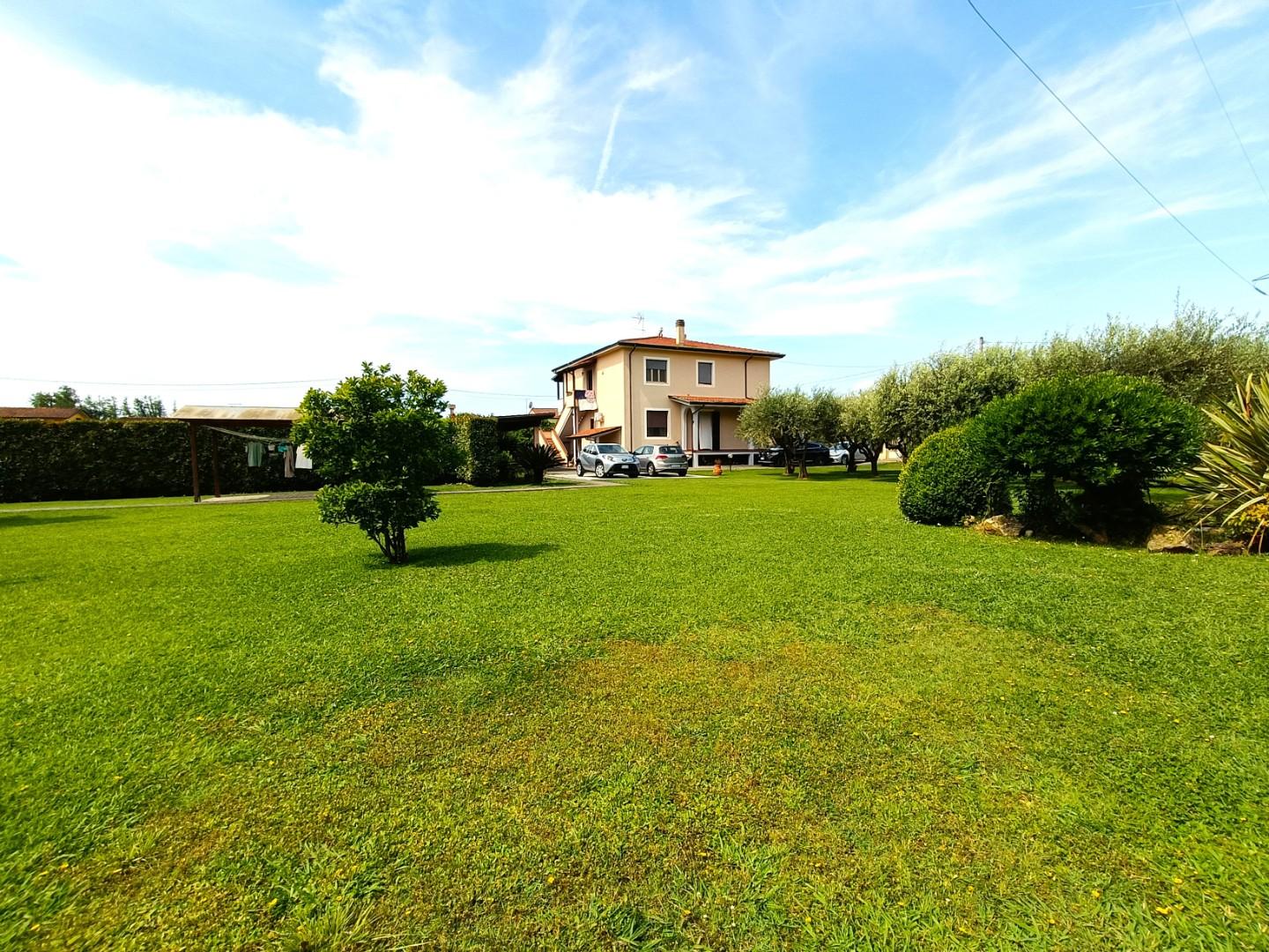 Villa con giardino, Massa ricortola