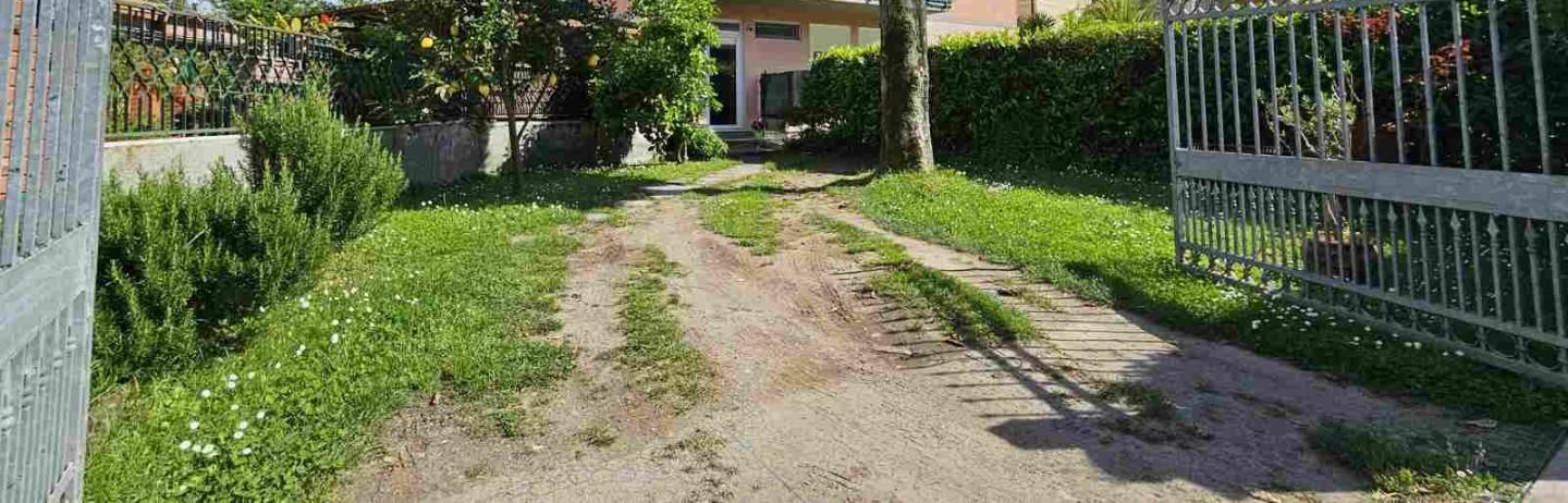 Trilocale con giardino, Massa marina di