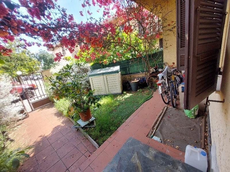 Villa con giardino, Massa zona viali