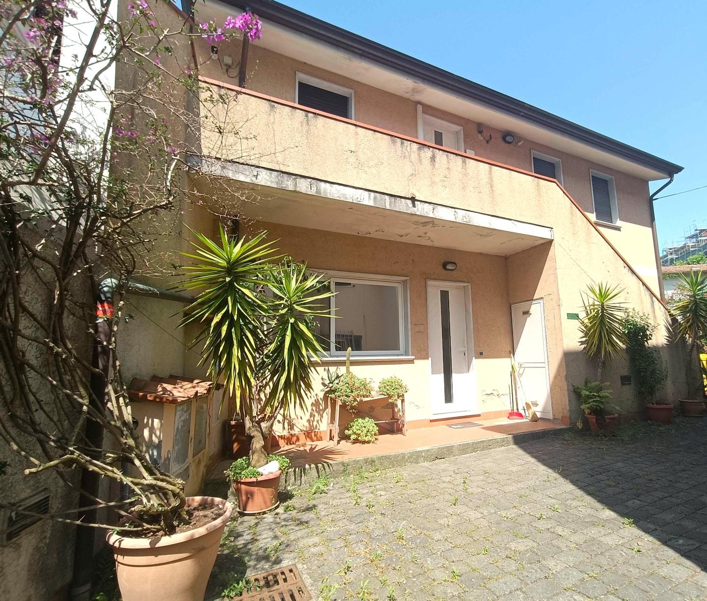Casa indipendente con terrazzo, Massa zona viali