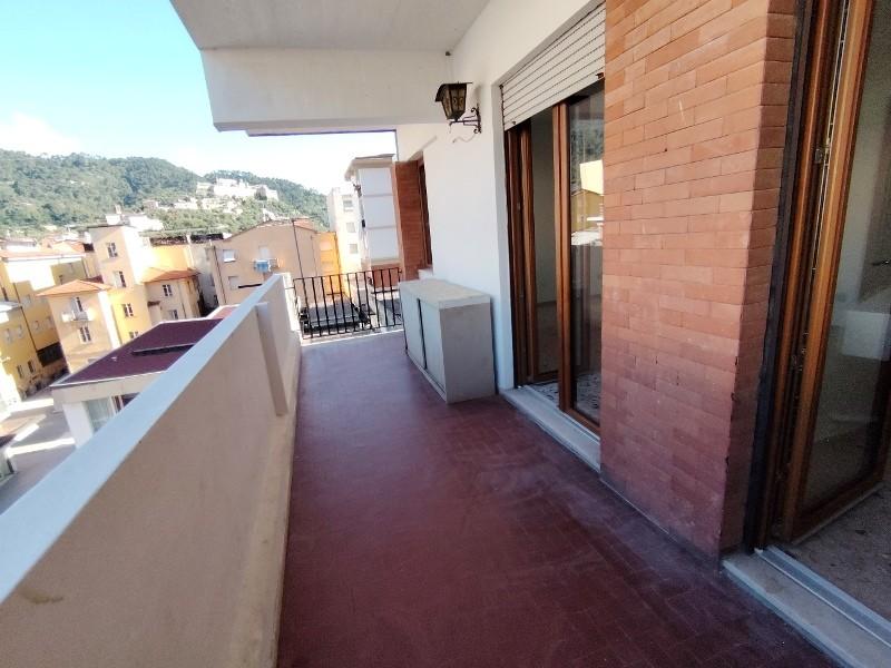 Appartamento con terrazzo, Massa centro