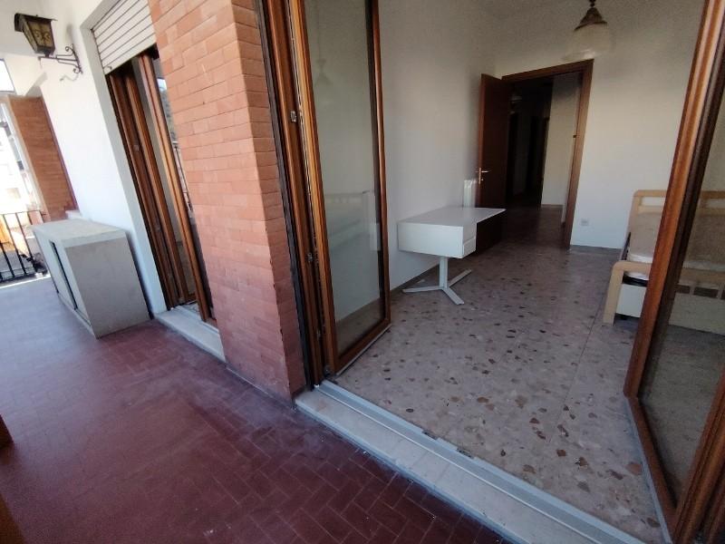 Appartamento con terrazzo, Massa centro