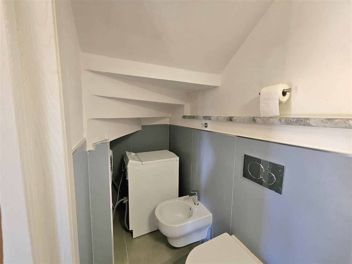 Casa indipendente con terrazzo a Massa