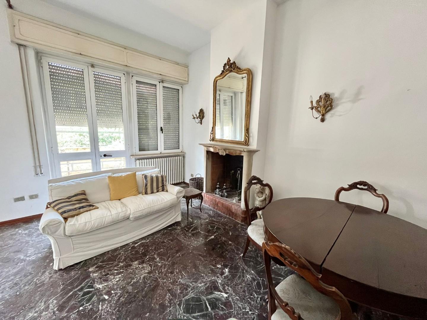 Appartamento con terrazzo, Massa centro