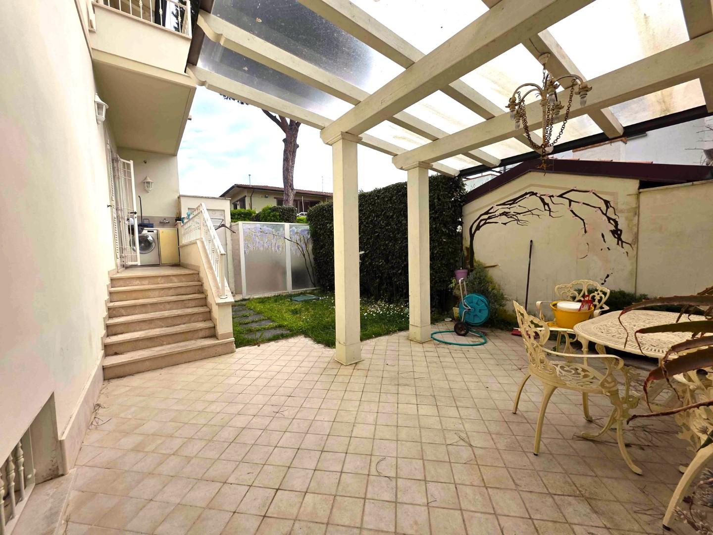 Villa Bifamiliare con terrazzi, Montignoso cinquale