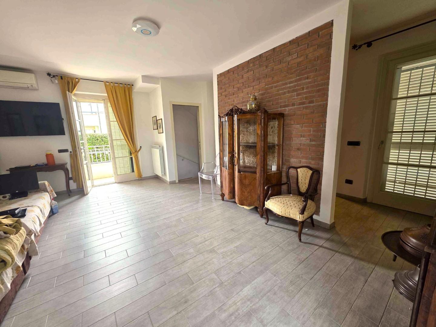 Villa Bifamiliare con terrazzi, Montignoso cinquale