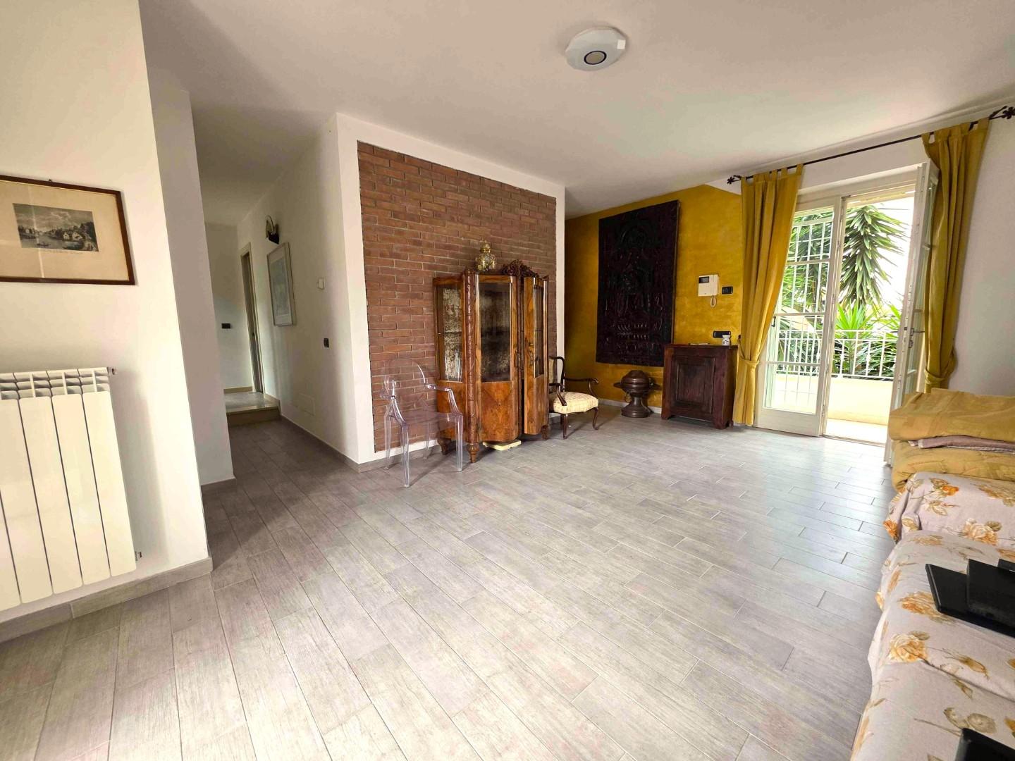 Villa Bifamiliare con terrazzi, Montignoso cinquale