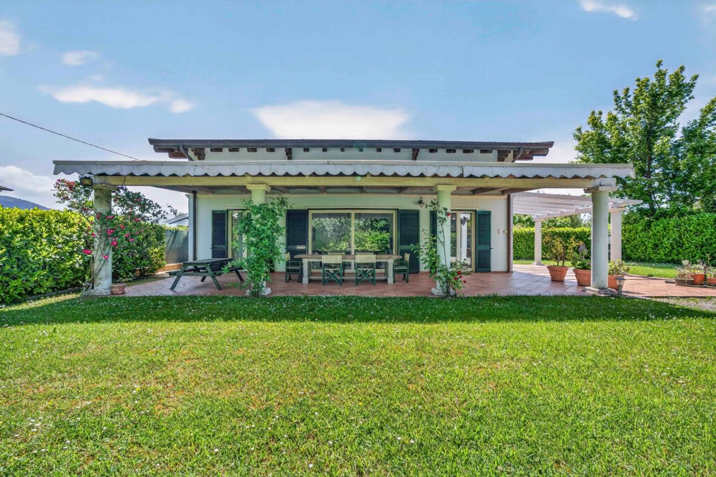 Casa indipendente con giardino, Massa poveromo