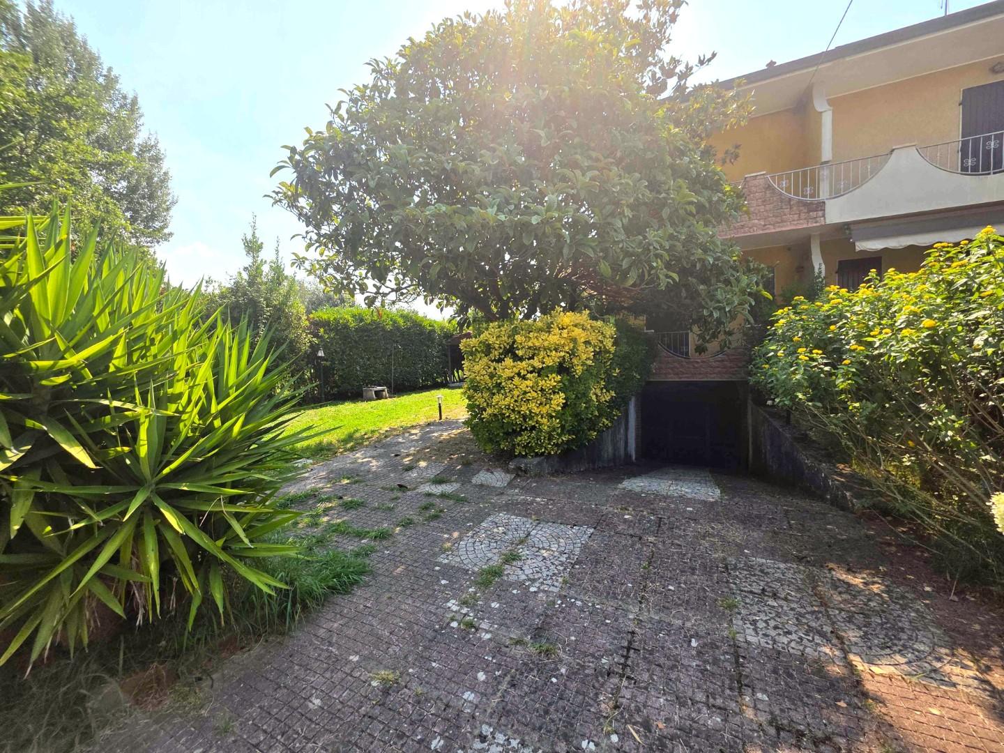 Villa Quadrifamiliari con giardino, Montignoso cinquale