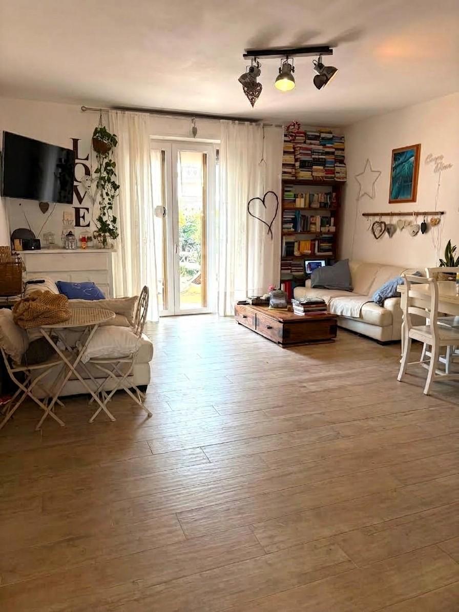 Trilocale con giardino, Massa marina di