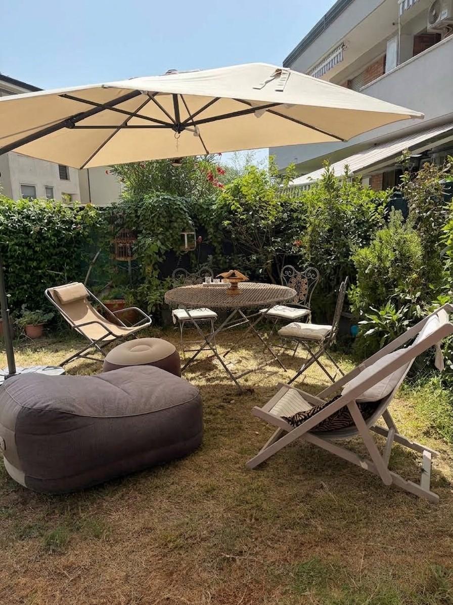 Trilocale con giardino, Massa marina di