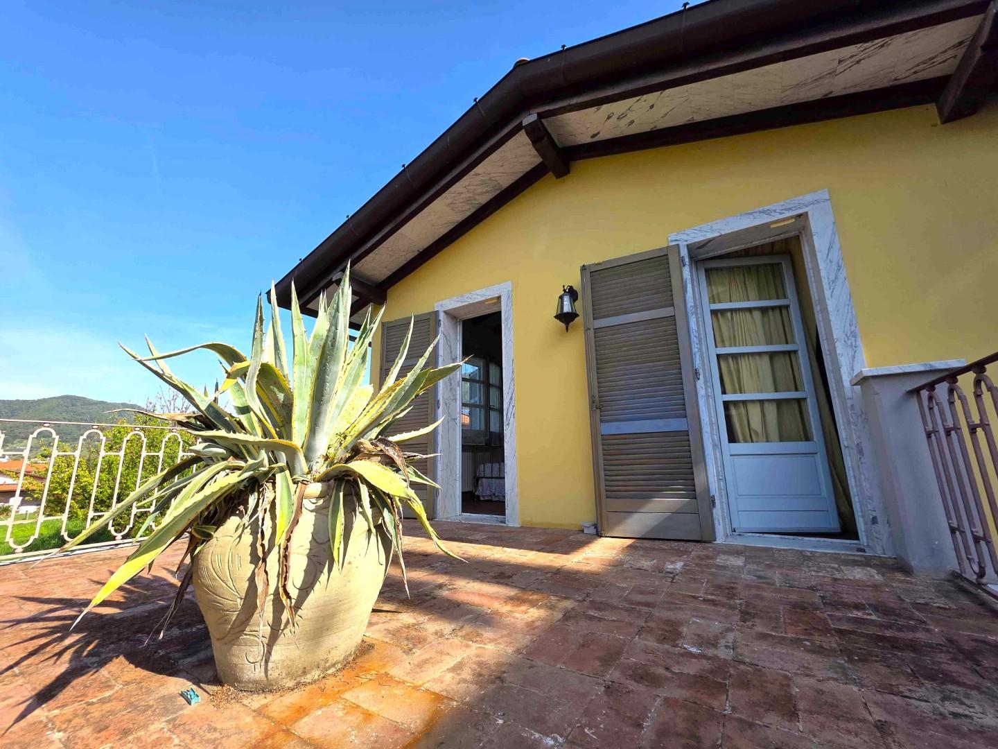 Casa indipendente con giardino a Massa