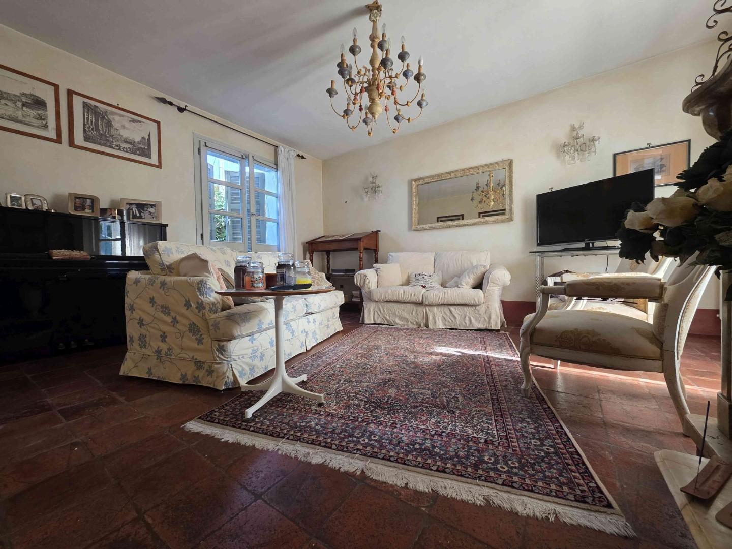 Casa indipendente con giardino a Massa