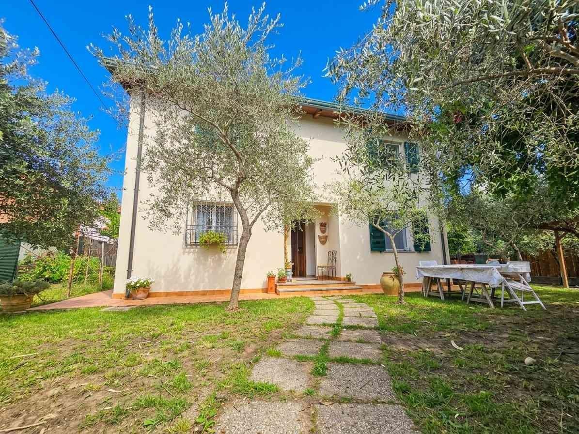 Casa indipendente con giardino, Montignoso cinquale