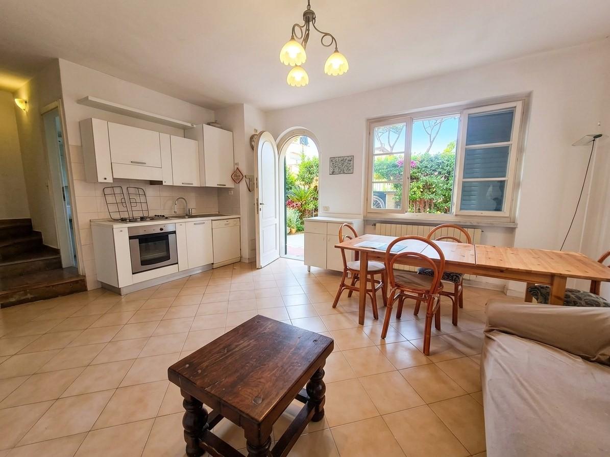 Villa con giardino, Massa marina di