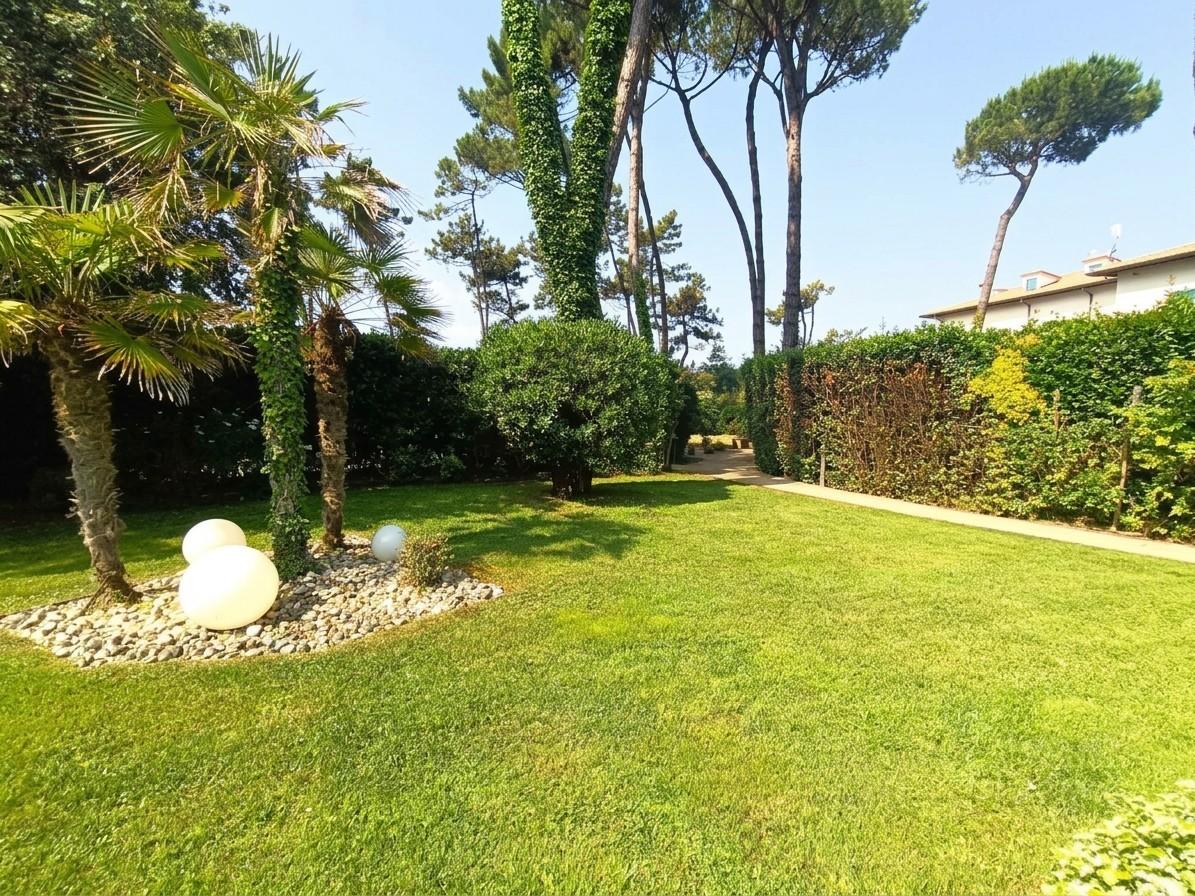 Villa con giardino, Massa ronchi