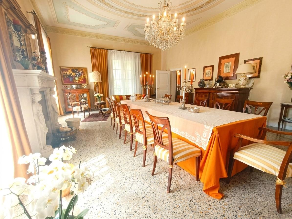 Villa con giardino, Massa ronchi