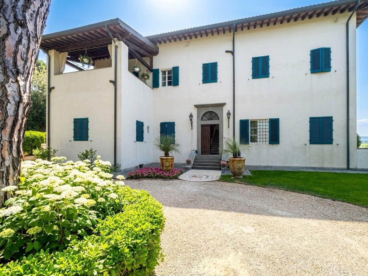 Villa con giardino, Massa ronchi