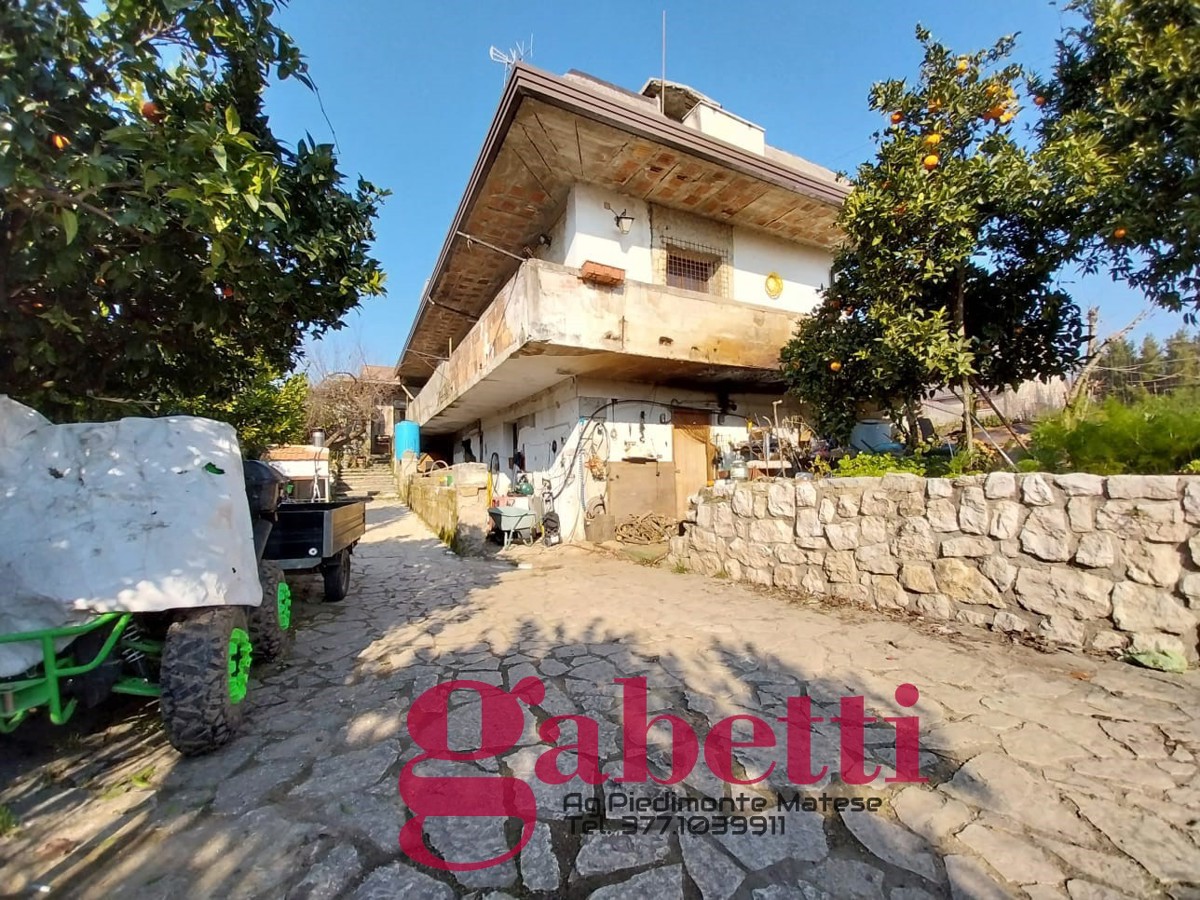 Casa indipendente con giardino a Baia e Latina