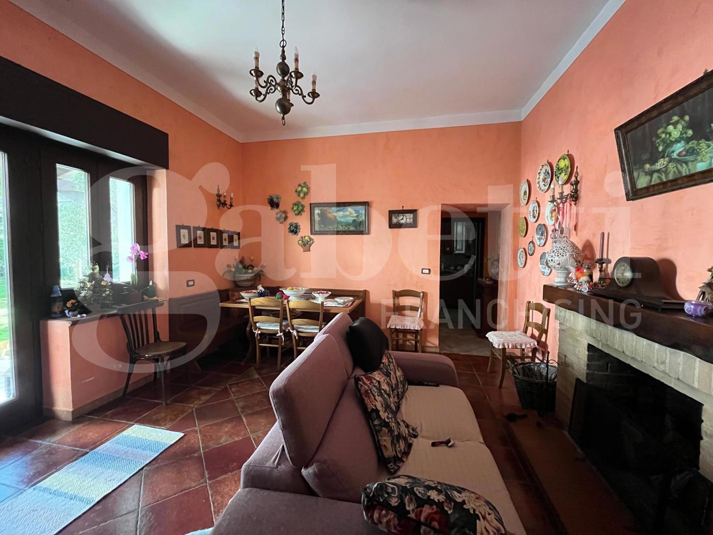 Villa con giardino a Raviscanina