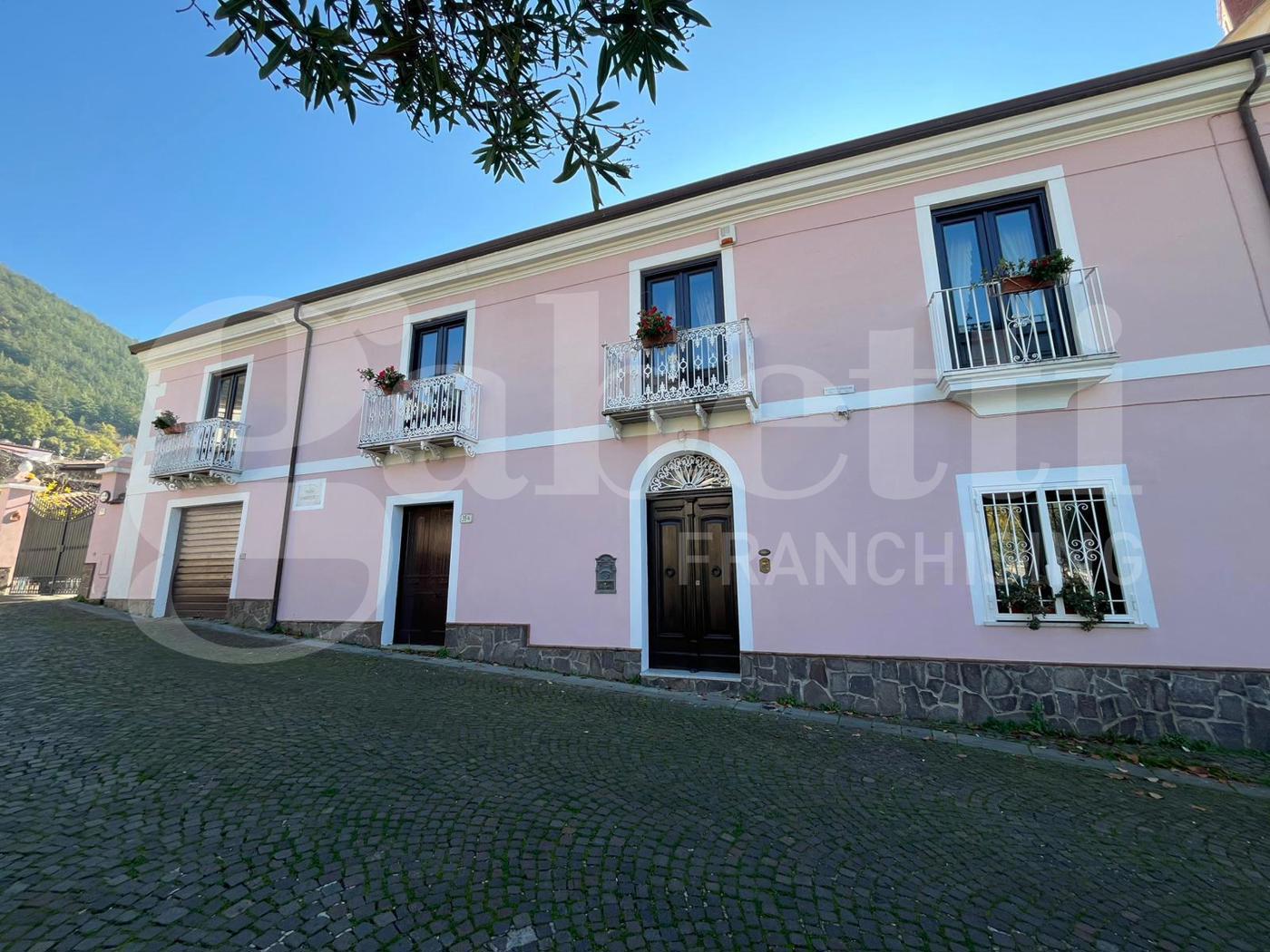 Villa con giardino a Raviscanina